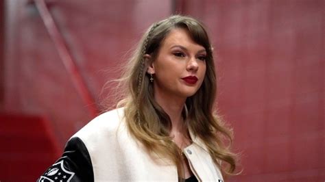 Deepfake explicit images of Taylor Swift spread on social media.